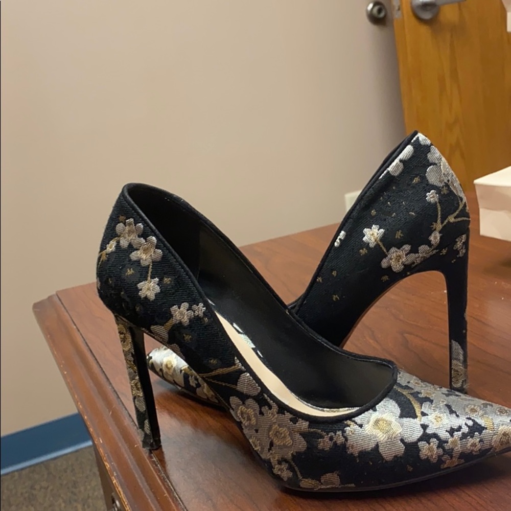 Beautiful shoes! - Picture 3 of 5